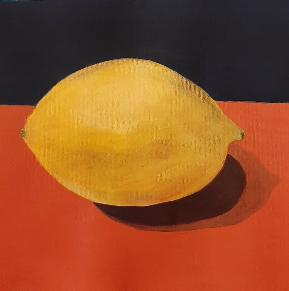 Le citron éclatant sur fond corail